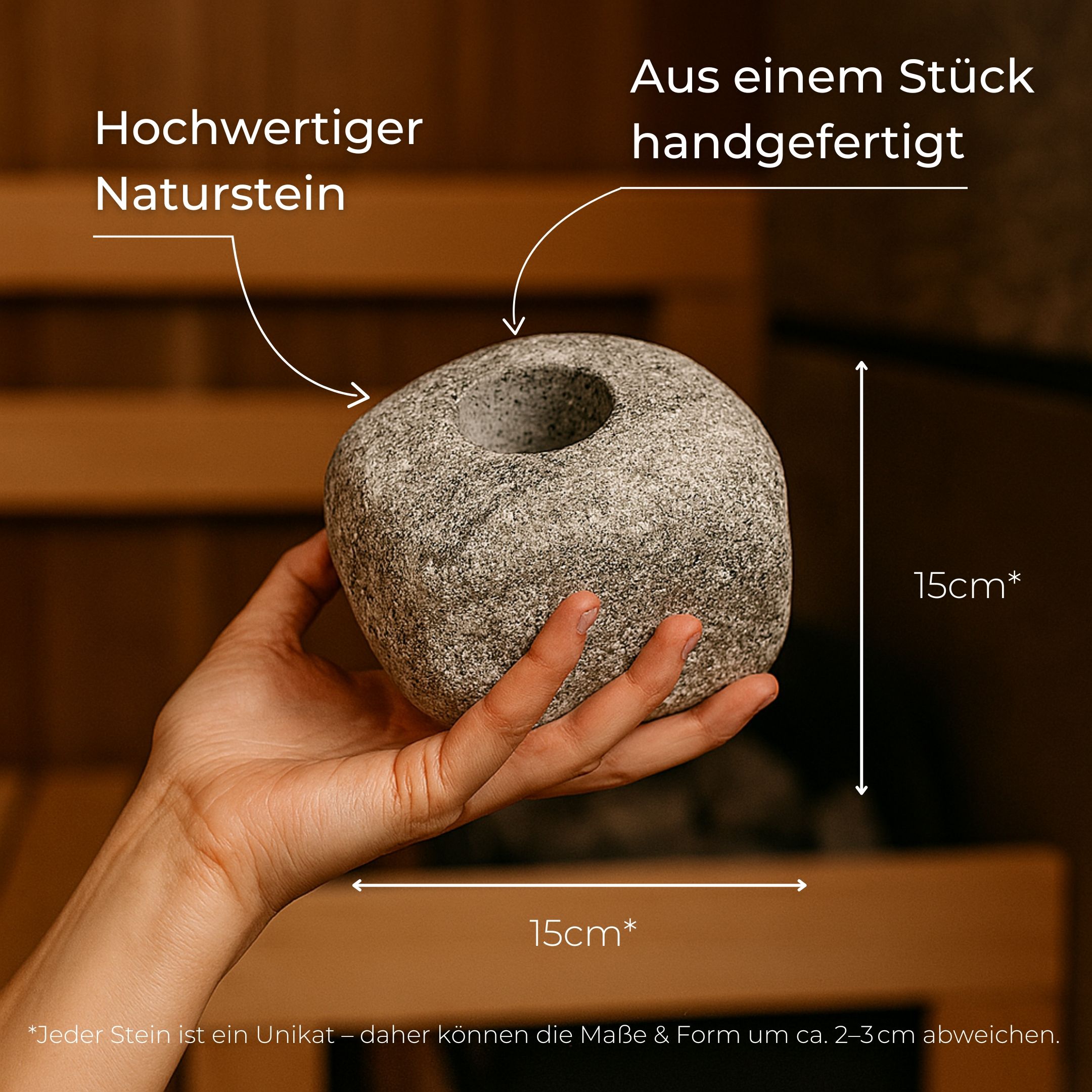 Hand hält Saunastein. Maße: 15x15cm. Text: Hochwertiger Naturstein. Aus einem Stück handgefertigt.