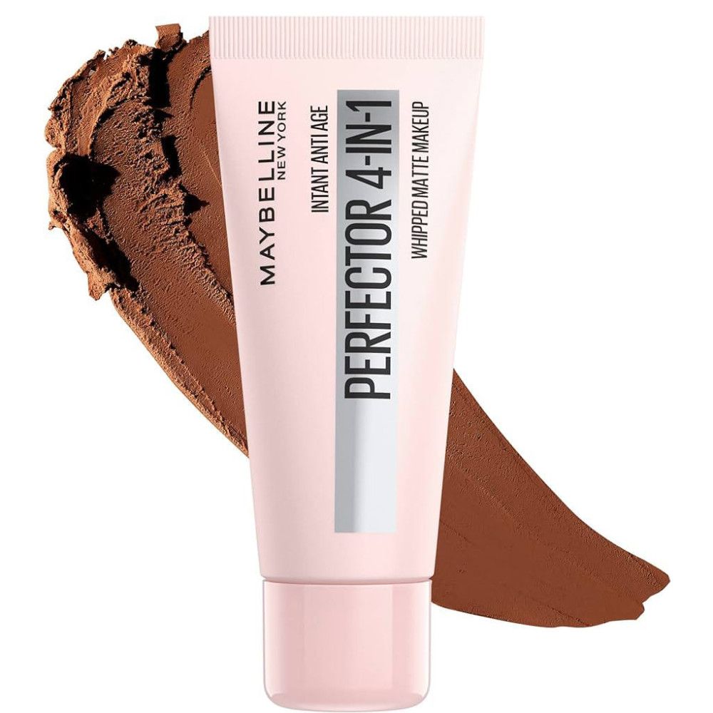 Rosa Tube mit Produkt. Aufschrift: Maybelline New York, Perfector 4-in-1, Instant Anti-Age, Whipped Matte Makeup. Brauner Farbklecks.