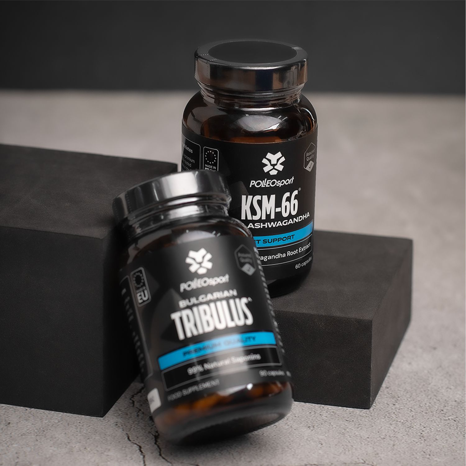Zwei Flaschen PolleoSport KSM-66 Ashwagandha und Bulgarian Tribulus. Schwarze Flaschen, blaue Etiketten.