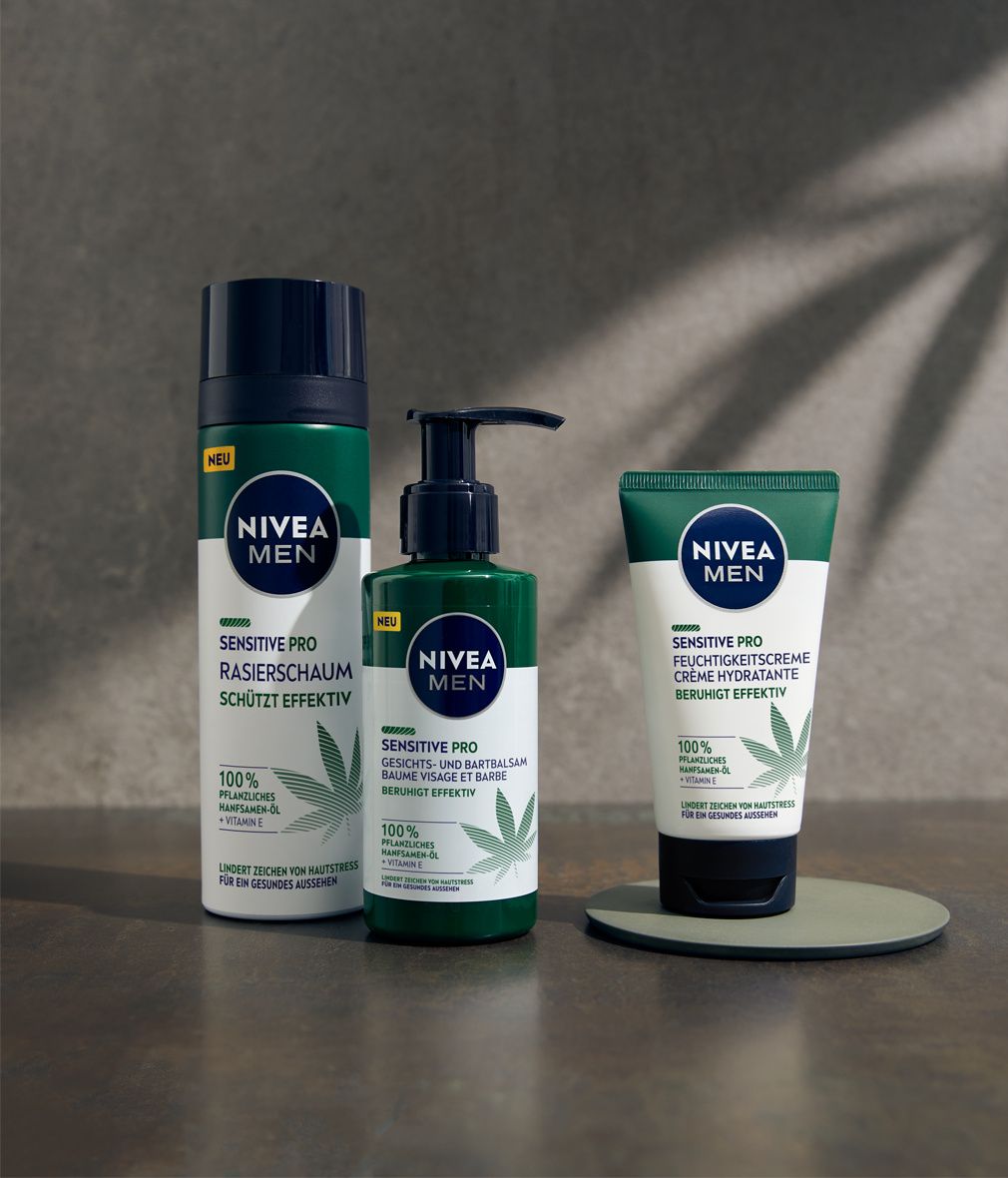NIVEA MEN Produkte: RasierSchaum, Gesichtscreme und Gesichtsreiniger. Grün-weiß, Hanfblatt-Design.