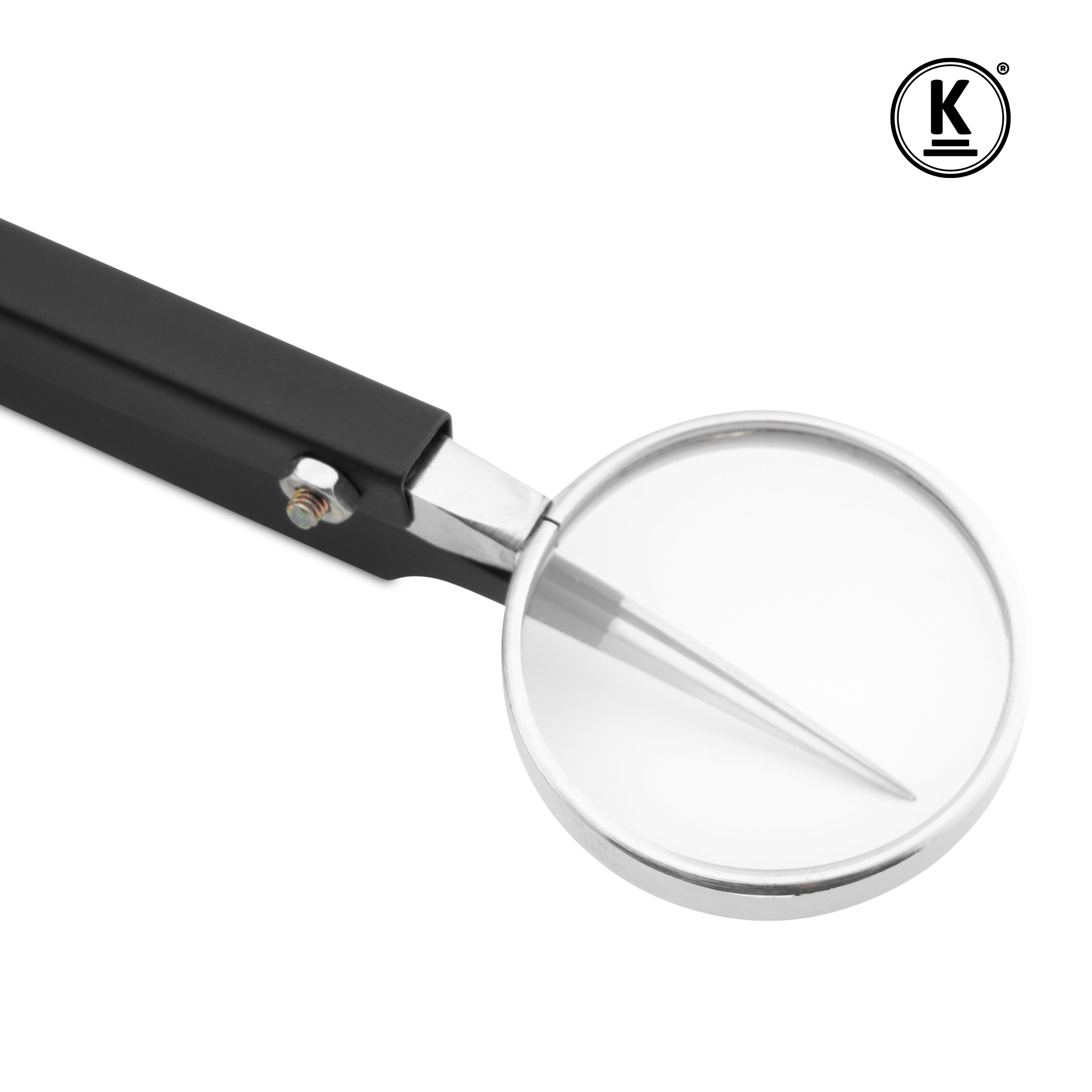 Nahaufnahme der Pinzette mit Lupe. Metallspitze unter dem Vergrößerungsglas. K-Logo oben rechts.