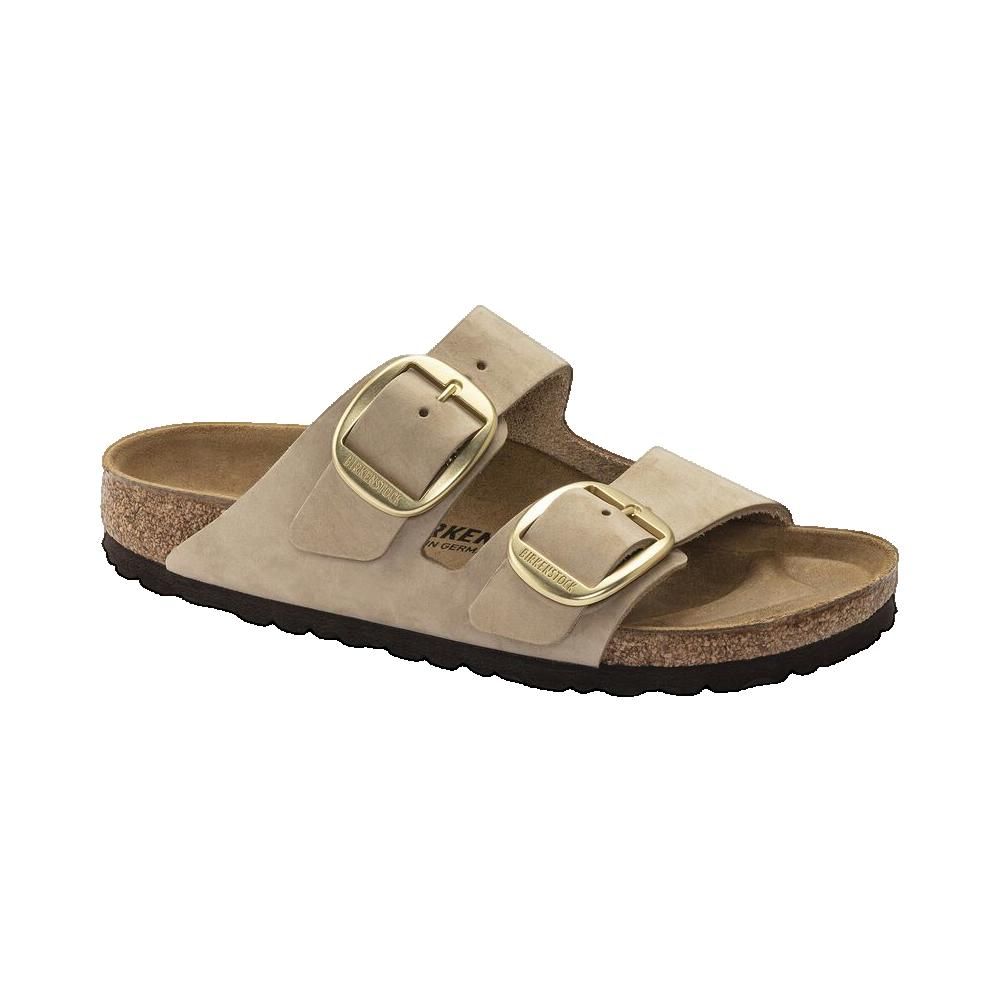 Sandali con due cinturini e grandi fibbie. Pelle beige, plantare in sughero, fibbie dorate. Marchio visibile.