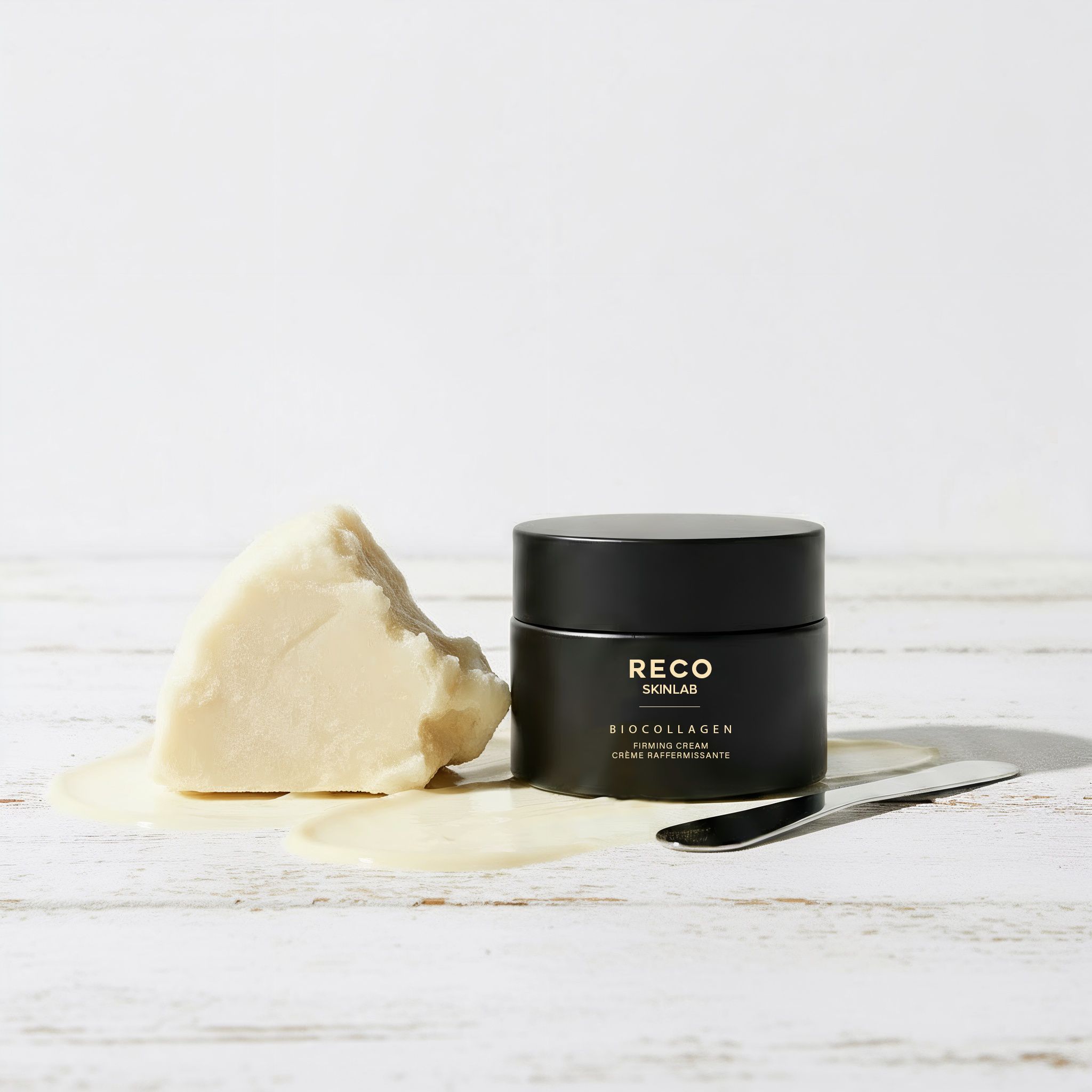 Schwarzer Tiegel mit RECO SKINLAB Biocollagene Creme, daneben ein Stück Creme und ein Spatel. Aufschrift: Biocollagene Creme ultra-rassodante.