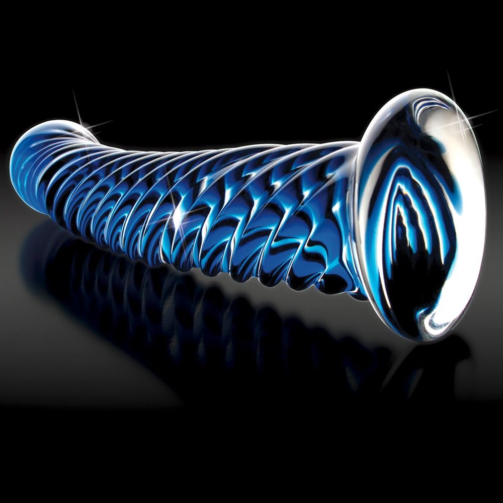 Blauer Glasdildo mit Schuppenmuster, gebogene Form, auf schwarzem Hintergrund.