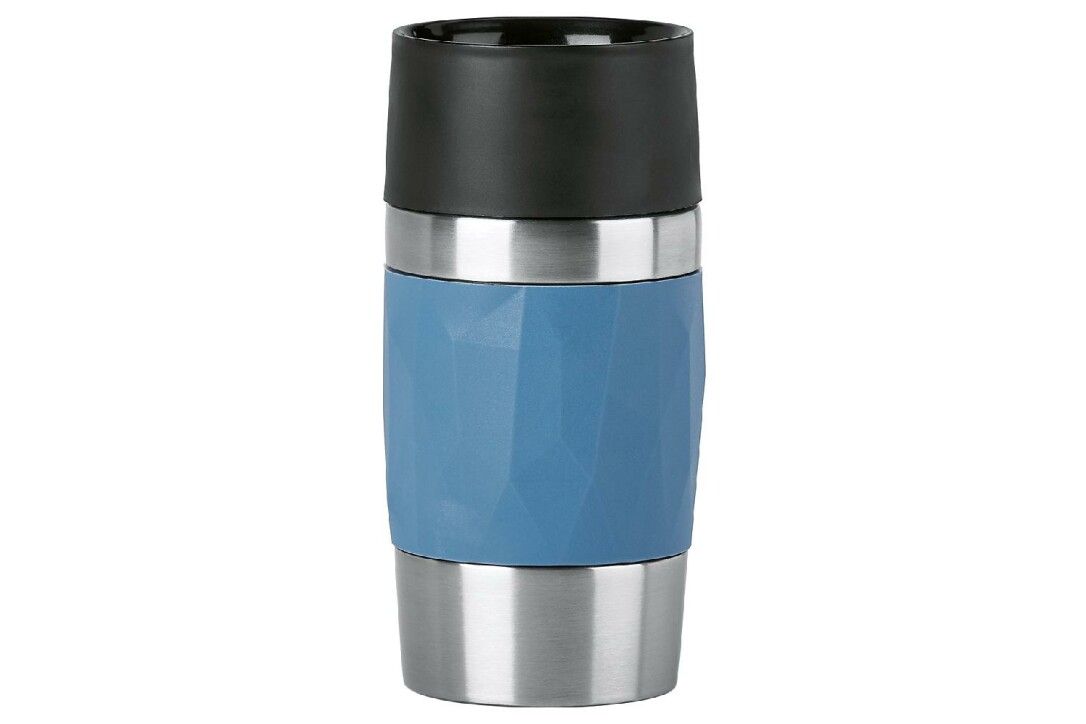Isolierbecher mit schwarzem Deckel, blauem Mittelteil und silberfarbenem Boden. Der blaue Teil hat ein geometrisches Muster.