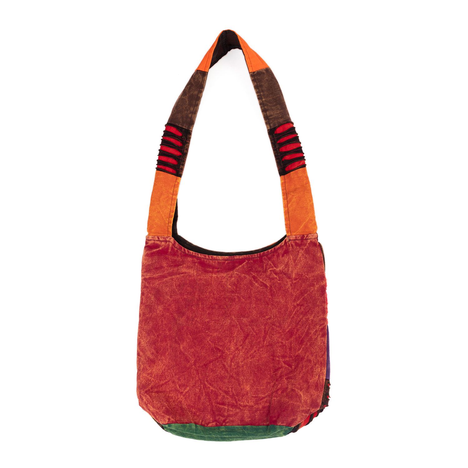 Rückseite der Patchwork-Umhängetasche. Hauptsächlich rot, mit grünem und braunem Saum. Breiter Schulterriemen.