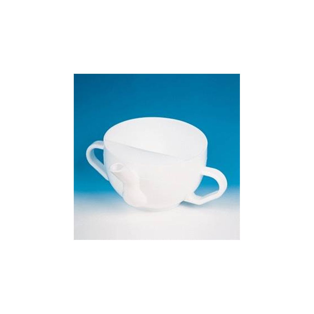 Weiße Schnabeltasse aus Kunststoff mit zwei Griffen und einem Ausguss. Auf blauem Hintergrund.