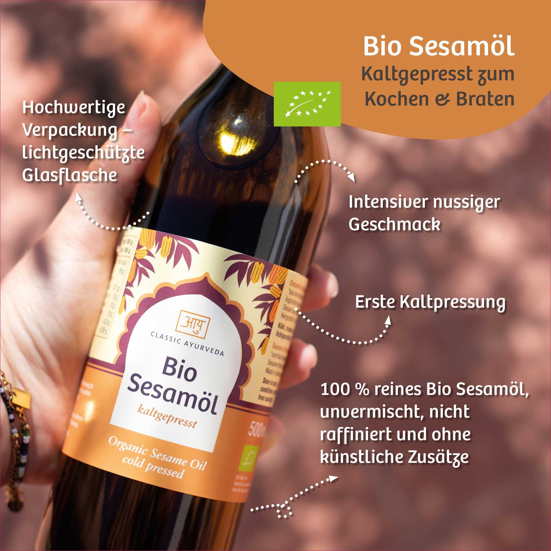 Braune Glasflasche mit Etikett. Aufschrift: Bio Sesamöl, kaltgepresst. Hand hält Flasche. Bio-Siegel.