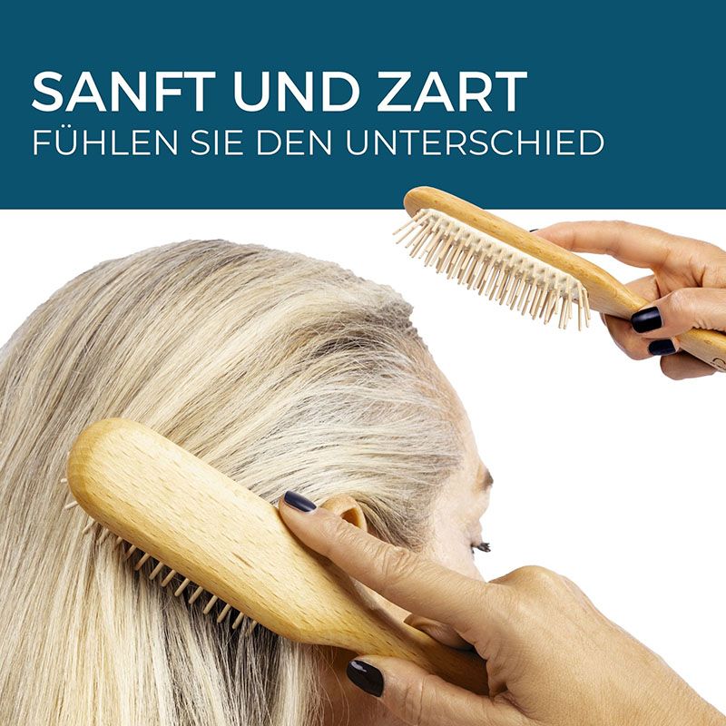 Sanfte Haarpflege mit einer REMOS Haarbürste mit Holzstiften auf grauem Haar.