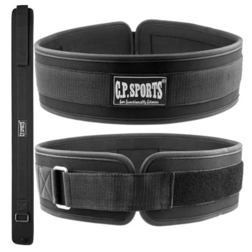 Schwarze Gewichthebergürtel. Ein Gürtel mit Klettverschluss, einer mit Schnalle. C.P. SPORTS Logo sichtbar. Mit Transporttasche.