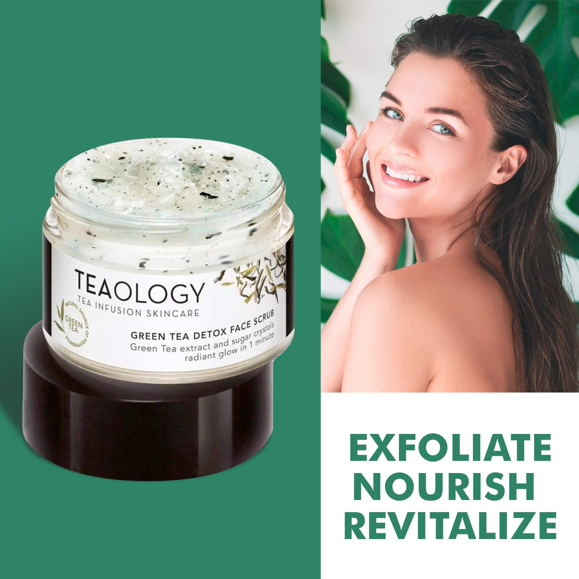 Glas mit Gesichtspeeling neben Frau. Aufschrift: Teaology, Green Tea Detox Face Scrub. Text: Exfolieren, nähren, revitalisieren.