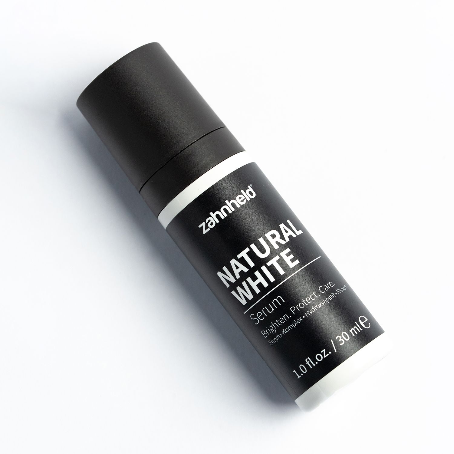 Zahnheld Natural White Serum Flasche auf weißem Hintergrund.