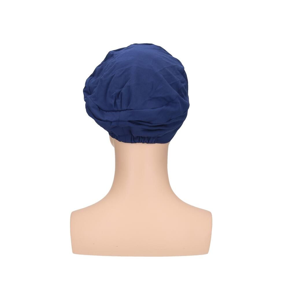 Blauer Turban auf Büste. Stoffhaube mit geraffter Struktur. Rückansicht.