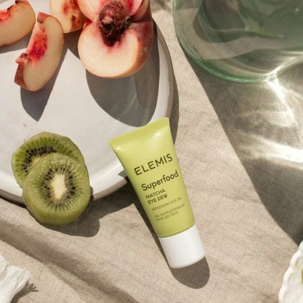 Grüne Tube neben Obst. Aufschrift: Elemis Superfood Matcha Eye Dew, Refreshing Eye Gel. Volumen: 15ml.