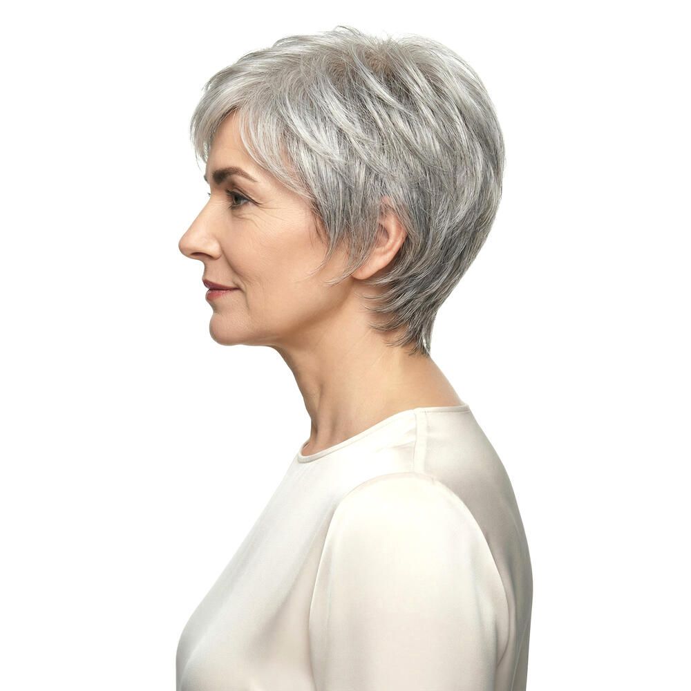 Graue Kurzhaarperücke, Seitenansicht einer Frau. Helles Oberteil, weißer Hintergrund.