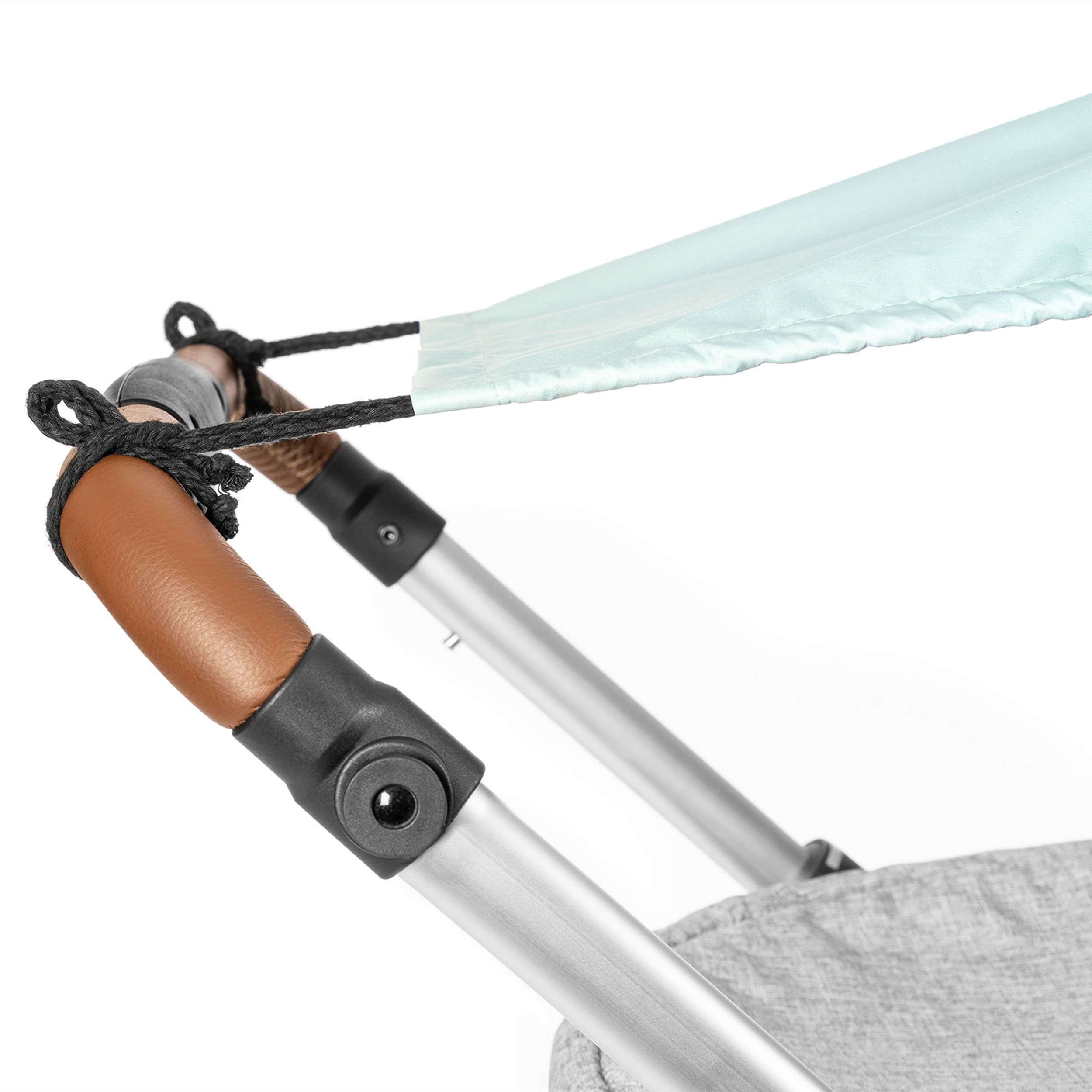 Hellblauer Sonnenschutz mit Schnüren an einem Kinderwagengriff aus Leder und Metall.