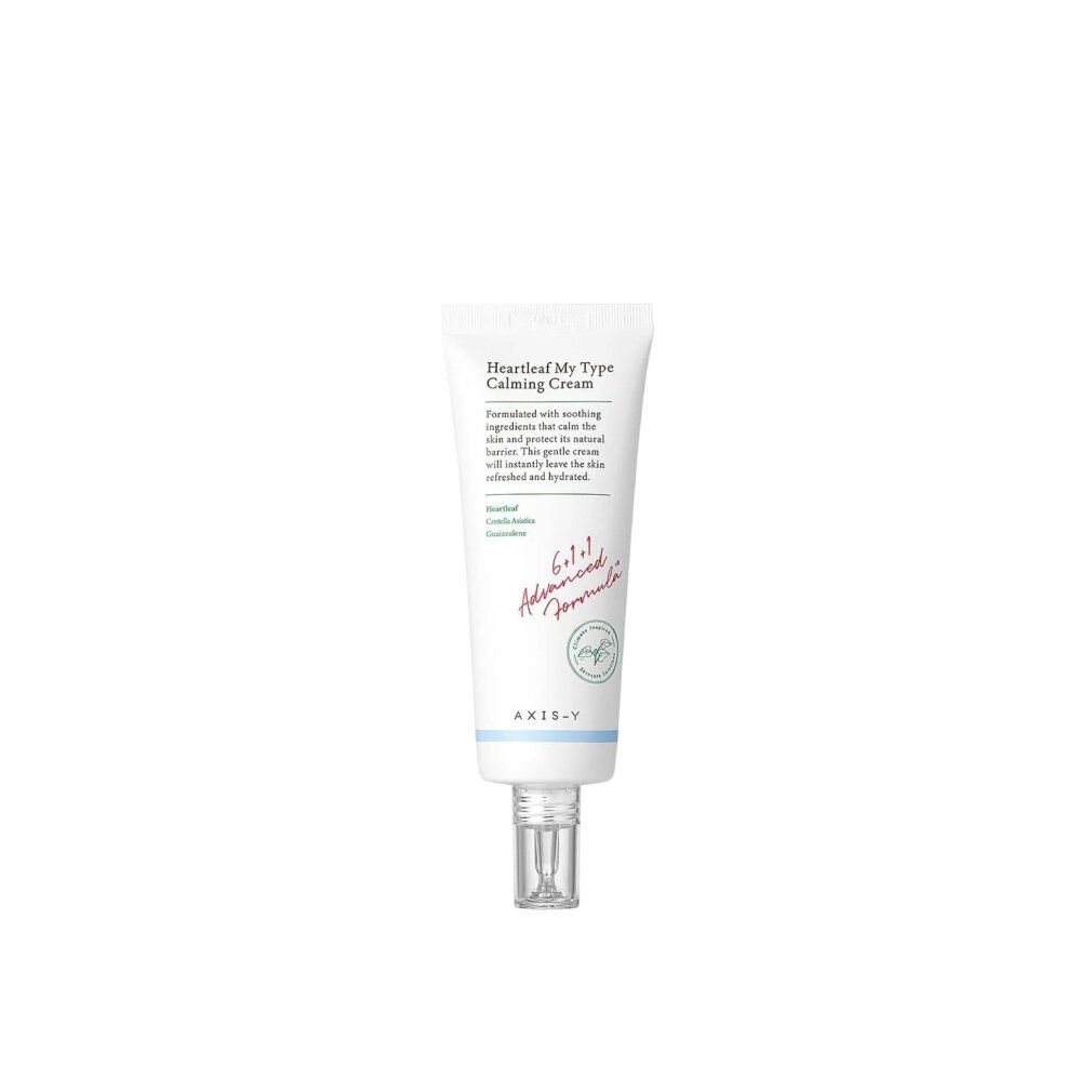 Tube mit beruhigender Creme, auf einem hellblauen, cremigen Untergrund liegend.