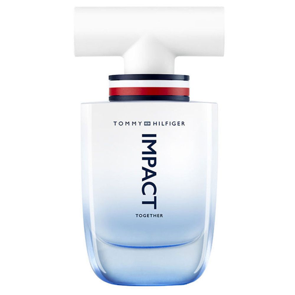 Eau de Toilette Spray Flakon. Aufschrift IMPACT TOGETHER. Marke Tommy Hilfiger. Weißer Verschluss, blaue Flüssigkeit.