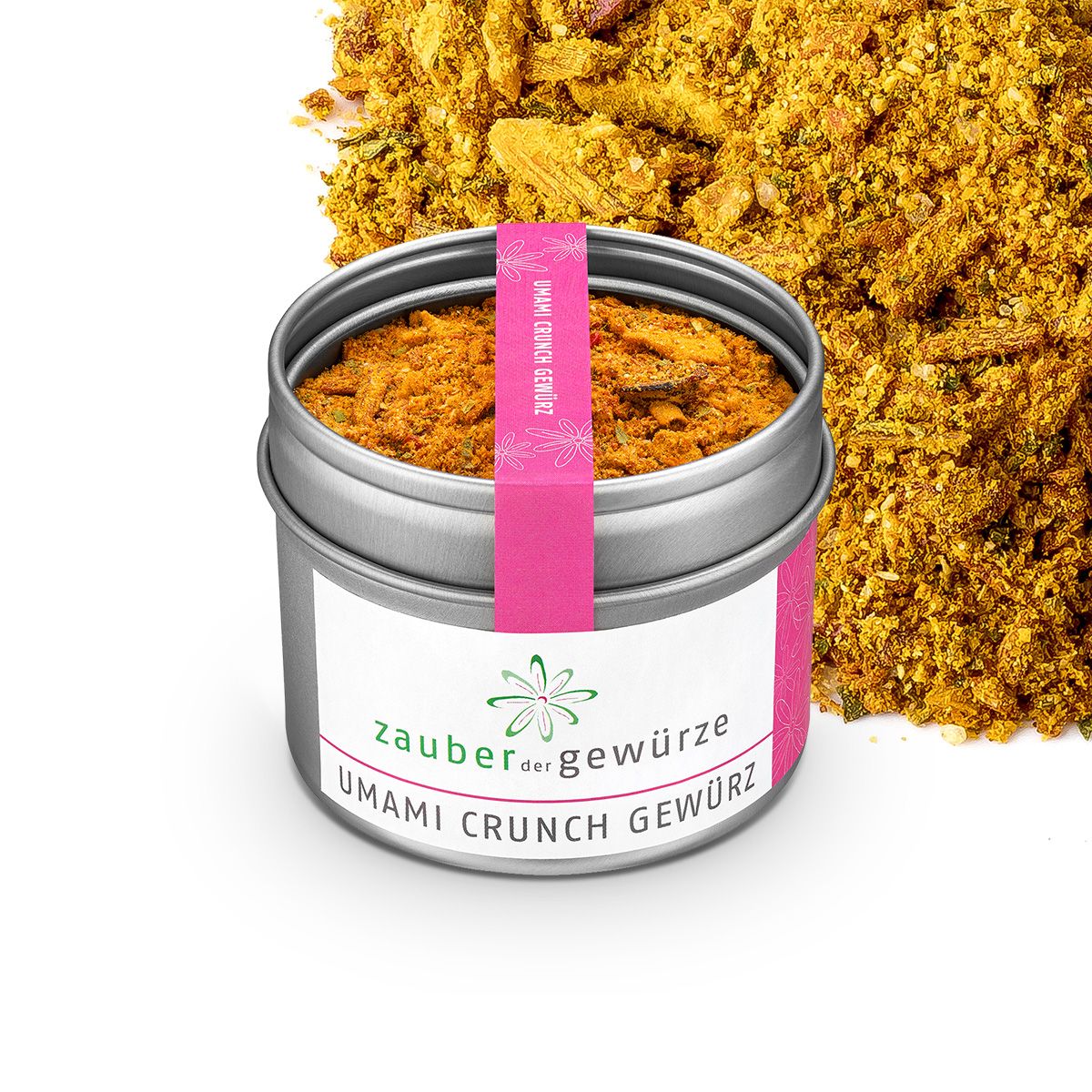 Geöffnete Dose Umami Crunch Gewürz. Rosa Etikett mit Produktnamen. Weißes Etikett mit Logo und Schriftzug. Gewürz daneben.