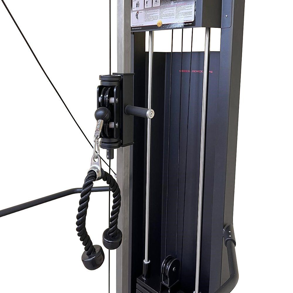 Detailansicht des Seilzuggeräts.  Rollen, Seile und ein Griff.  Anleitungstafel.