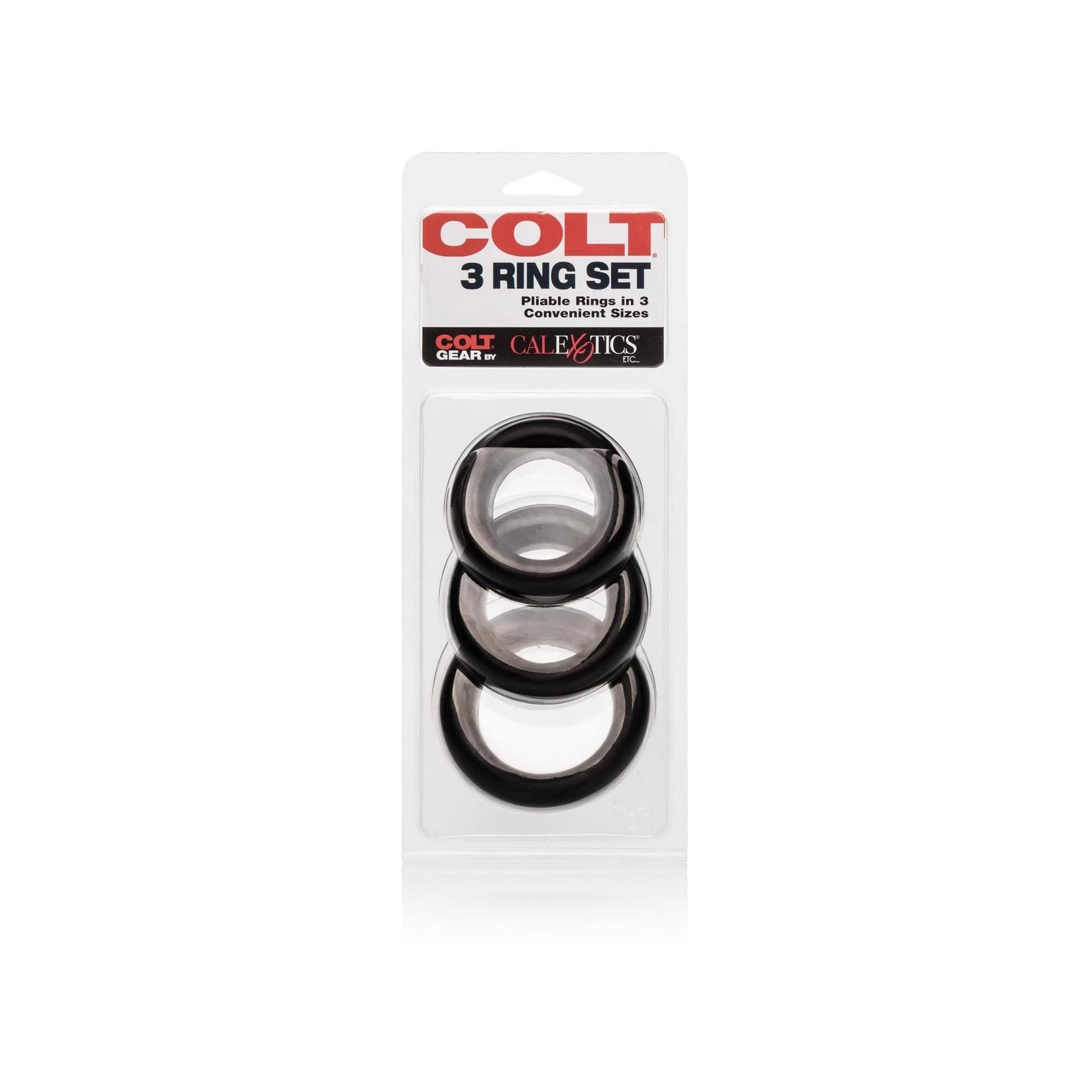 Verpackung mit drei schwarzen Ringen. Produktname: COLT 3 RING SET. Marke: CalExotics.