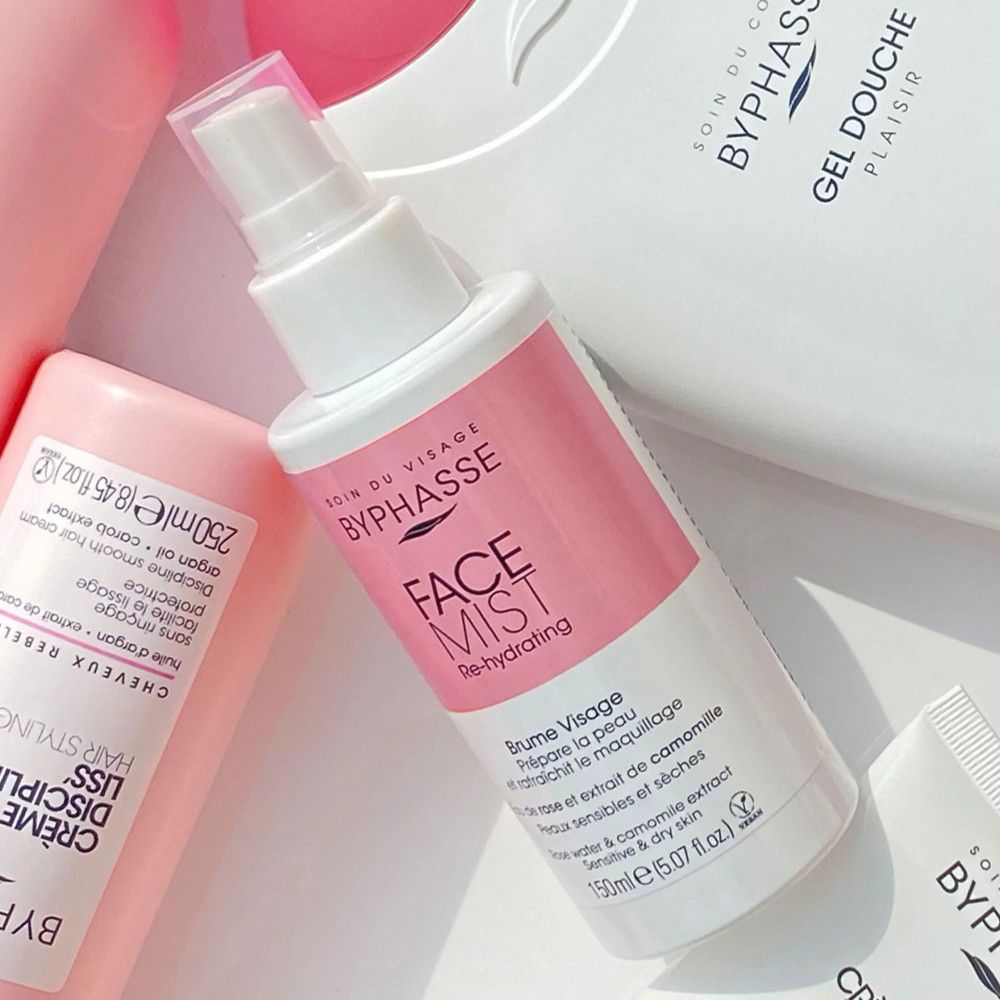 Gesichtsspray mit rosa Etikett. Text: Byphasse, Face Mist, re-hydrating. Flasche mit Sprühkopf.