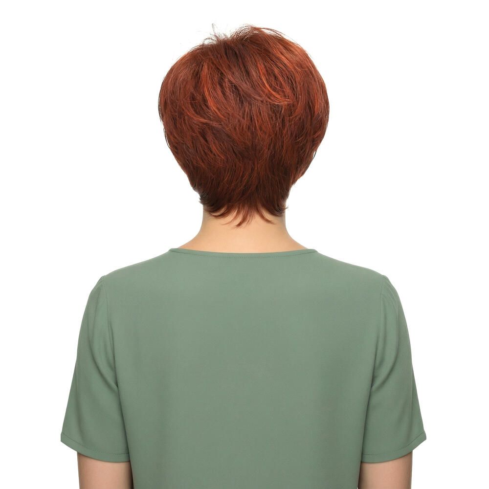 Kurzhaarperücke in Rotbraun. Rückansicht einer Frau mit Perücke und grünem Oberteil.