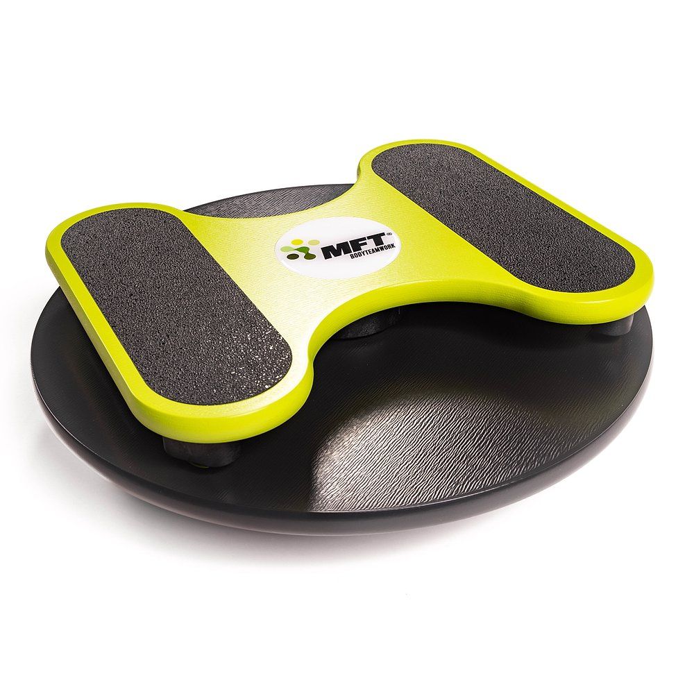 MFT Balance-Board Pro 2D, Seitenansicht. Gelbe Halteelemente mit schwarzen Trittflächen auf schwarzer Basis.