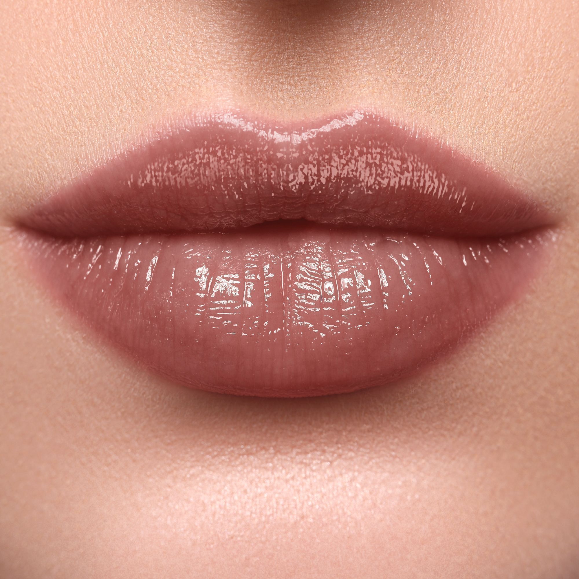WYCON Hydrasheer Glossy Lipstick Iris: Lippenstift aufgetragen auf Lippen.
