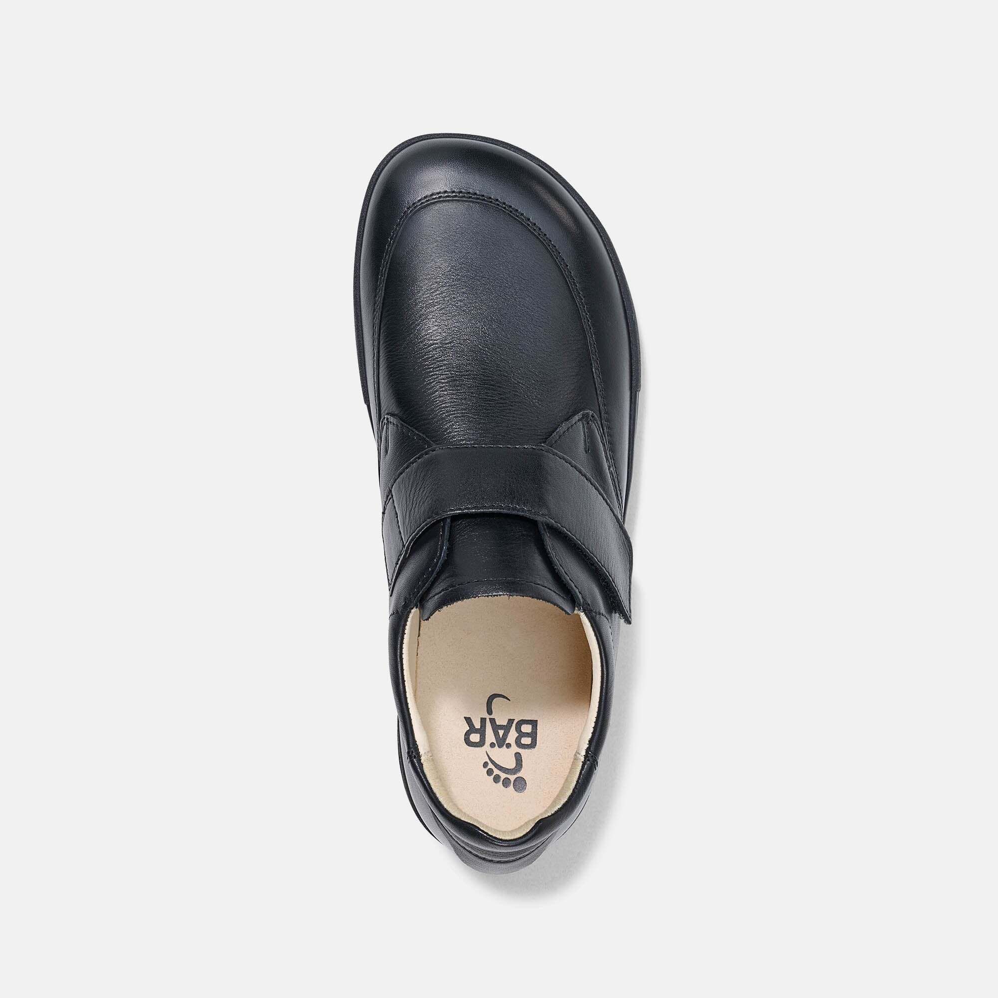 Schwarzer Lederhalbschuh mit Klettverschluss und Fußbett-Logo.