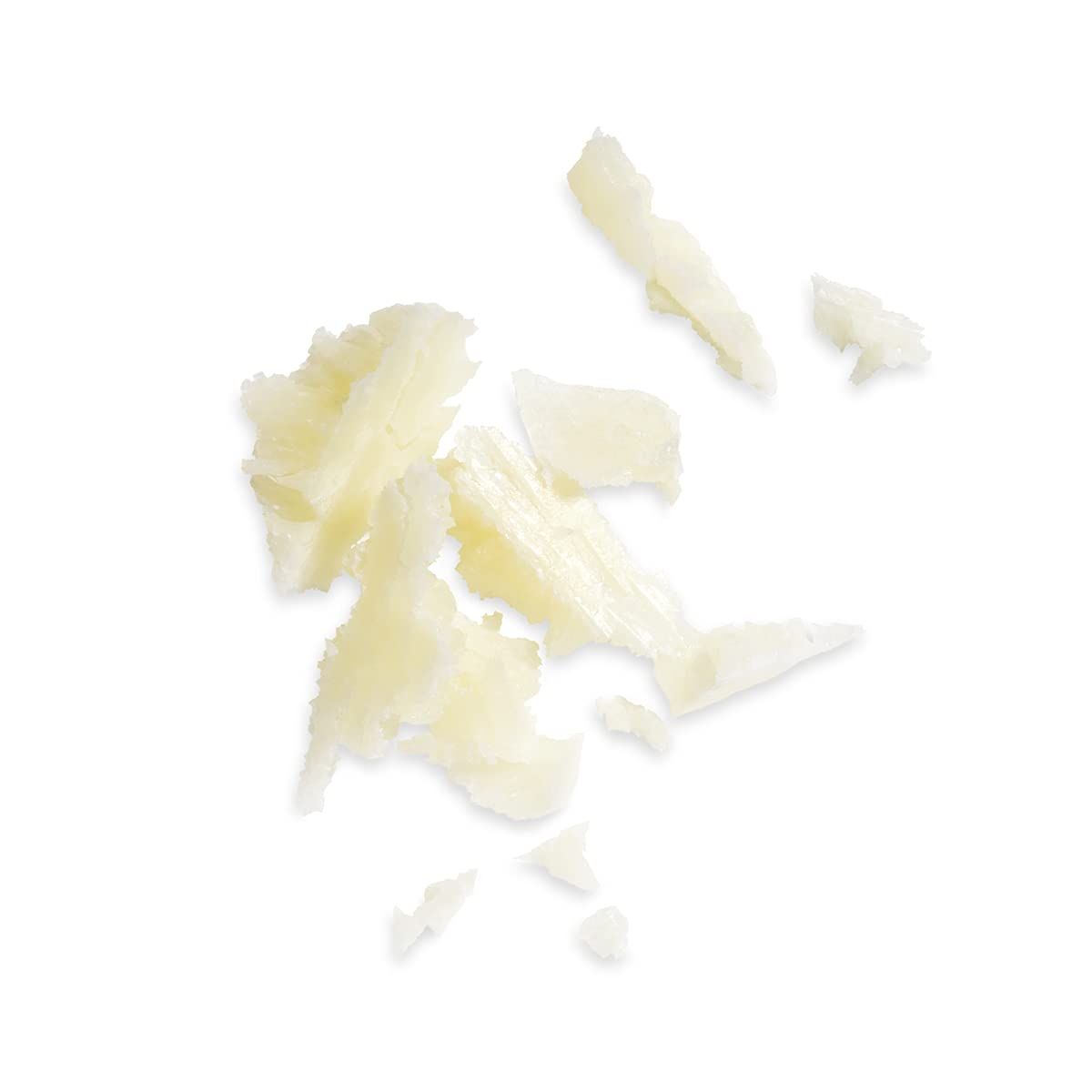 Haufen von hellgelben Seifenstückchen, unregelmäßig geformt, auf weißem Hintergrund. Einige Stücke sind abgebrochen.