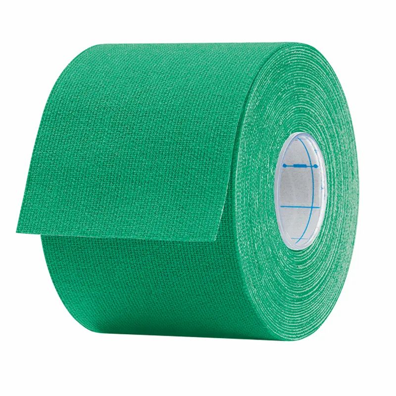 Grünes Sporttape auf weißem Hintergrund. Rolle mit abgerundeten Kanten.