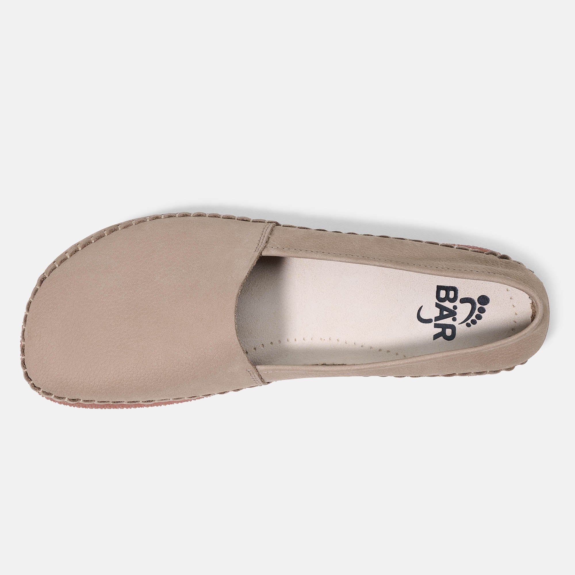 Slipper von oben. Beige, Innensohle mit Logo. Rote Sohle. Weite Form.