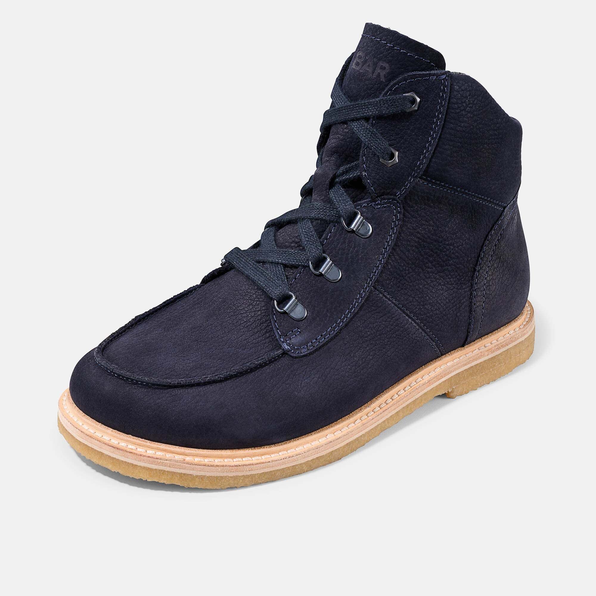 Dunkelblauer knöchelhoher Barfußschuh mit Schnürung und Gummisohle.