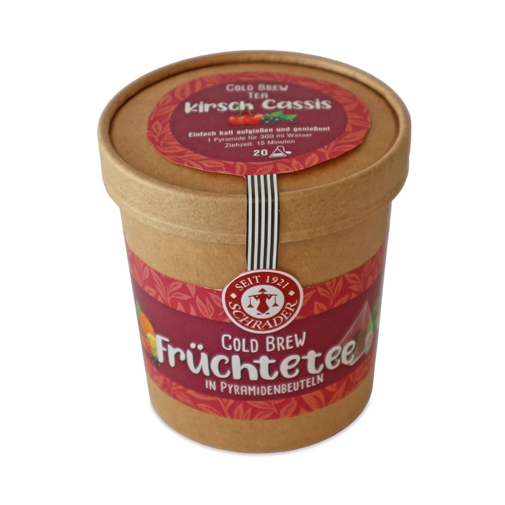 Runde Pappdose mit Deckel. Aufdruck: Cold Brew Früchtetee Kirsch-Cassis. Logo und Schriftzug Schrader. Aufkleber mit Produktinformationen.