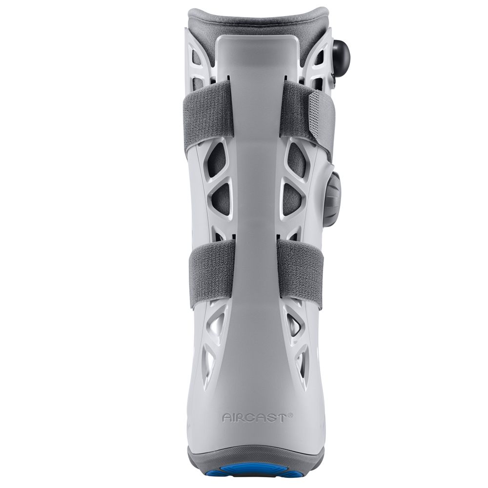 Rückansicht der AIRCAST Airselect Elite Walker Orthese: Weißer Stiefel mit grauen Gurten und AIRCAST-Logo.