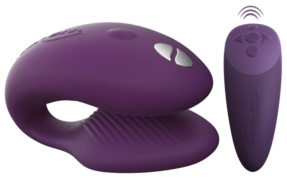 Lila We-Vibe Chorus mit Fernbedienung. Das Produkt hat eine geschwungene Form mit geriffelter Basis. Die Fernbedienung hat Tasten.