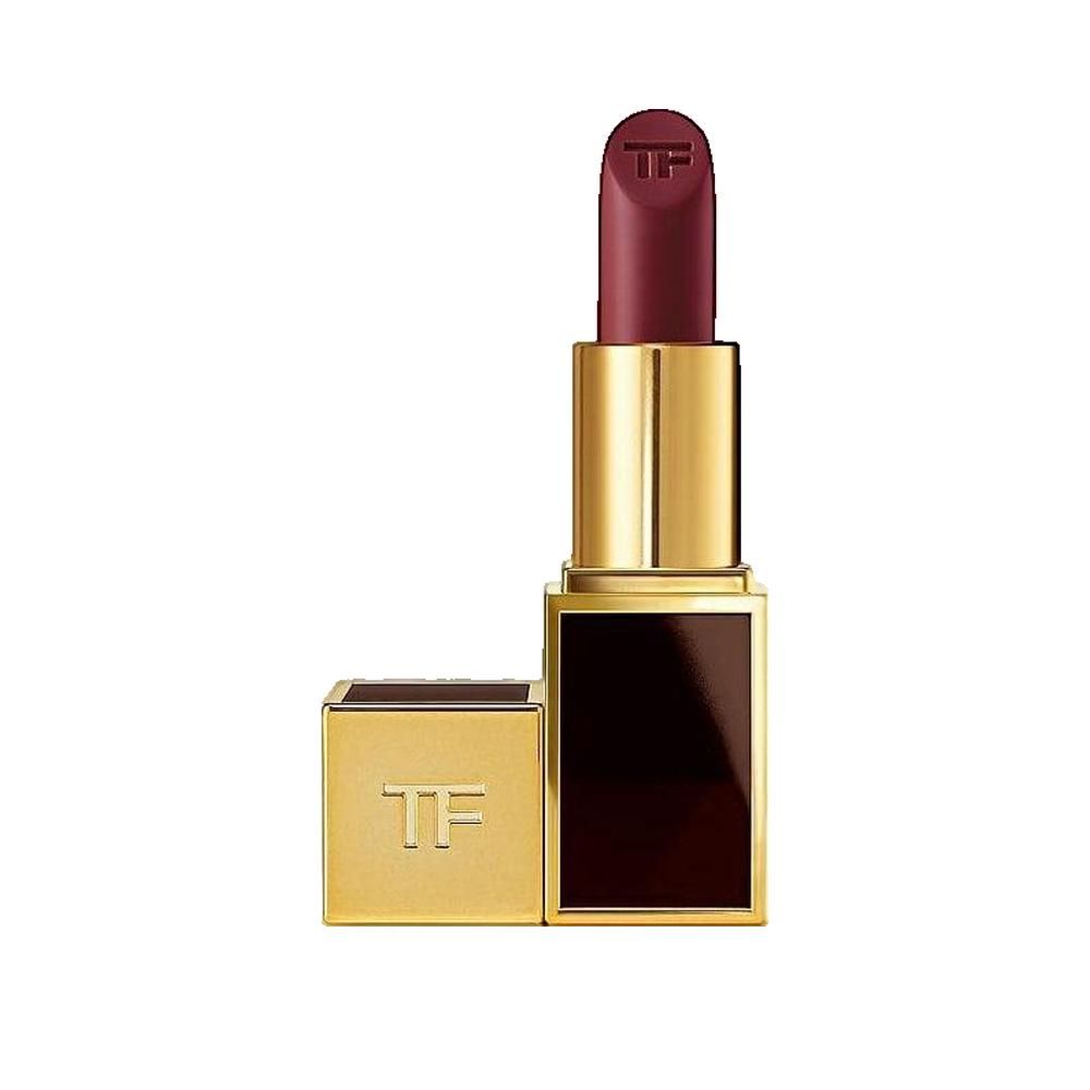 Lippenstift mit goldfarbener Hülse und TF-Logo. Der Lippenstift ist geöffnet und zeigt eine burgunderrote Farbe.