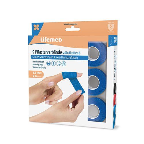 Verpackung mit 9 selbsthaftenden Pflasterverbänden, blau. Marke Lifemed. 2,5 cm x 5 m. Zeigt Anwendung am Finger.