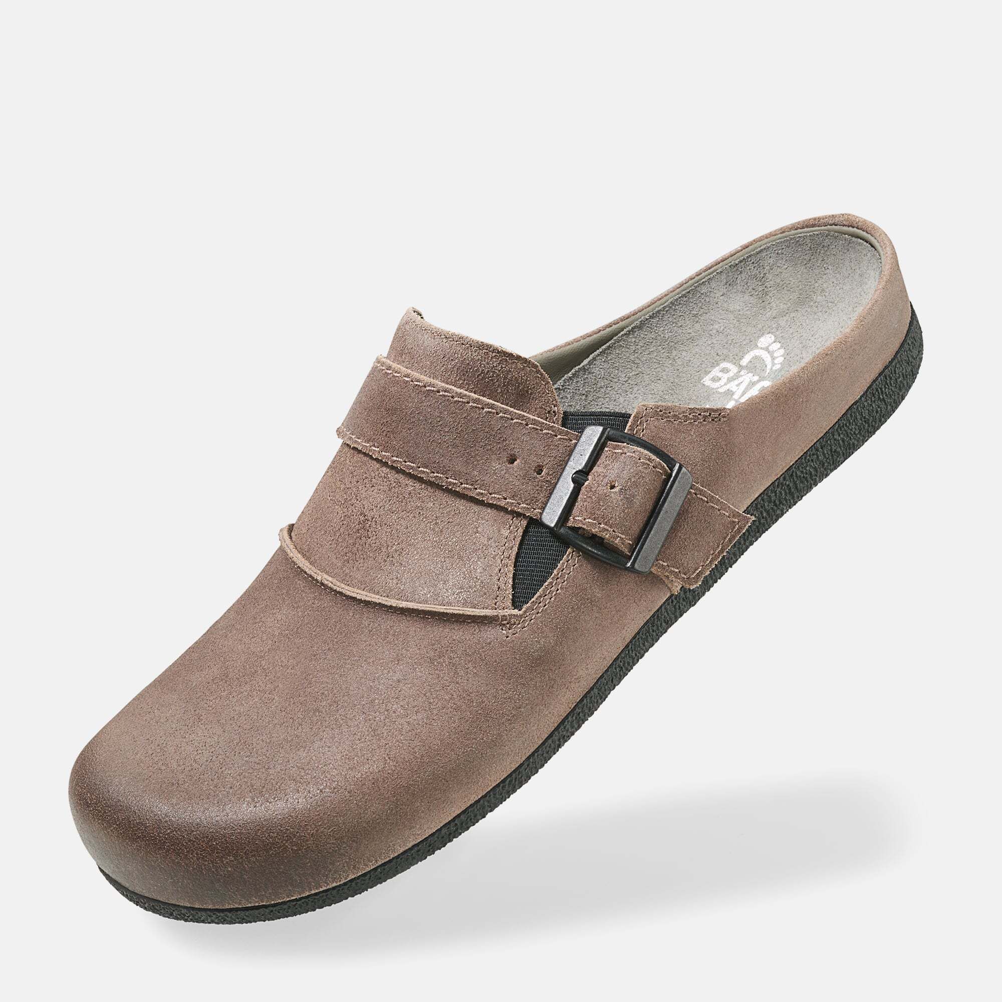 Braune Pantolette mit Riemen und Schnalle. Schwarze Sohle, Innensohle mit Logo. Ansicht von der Seite.