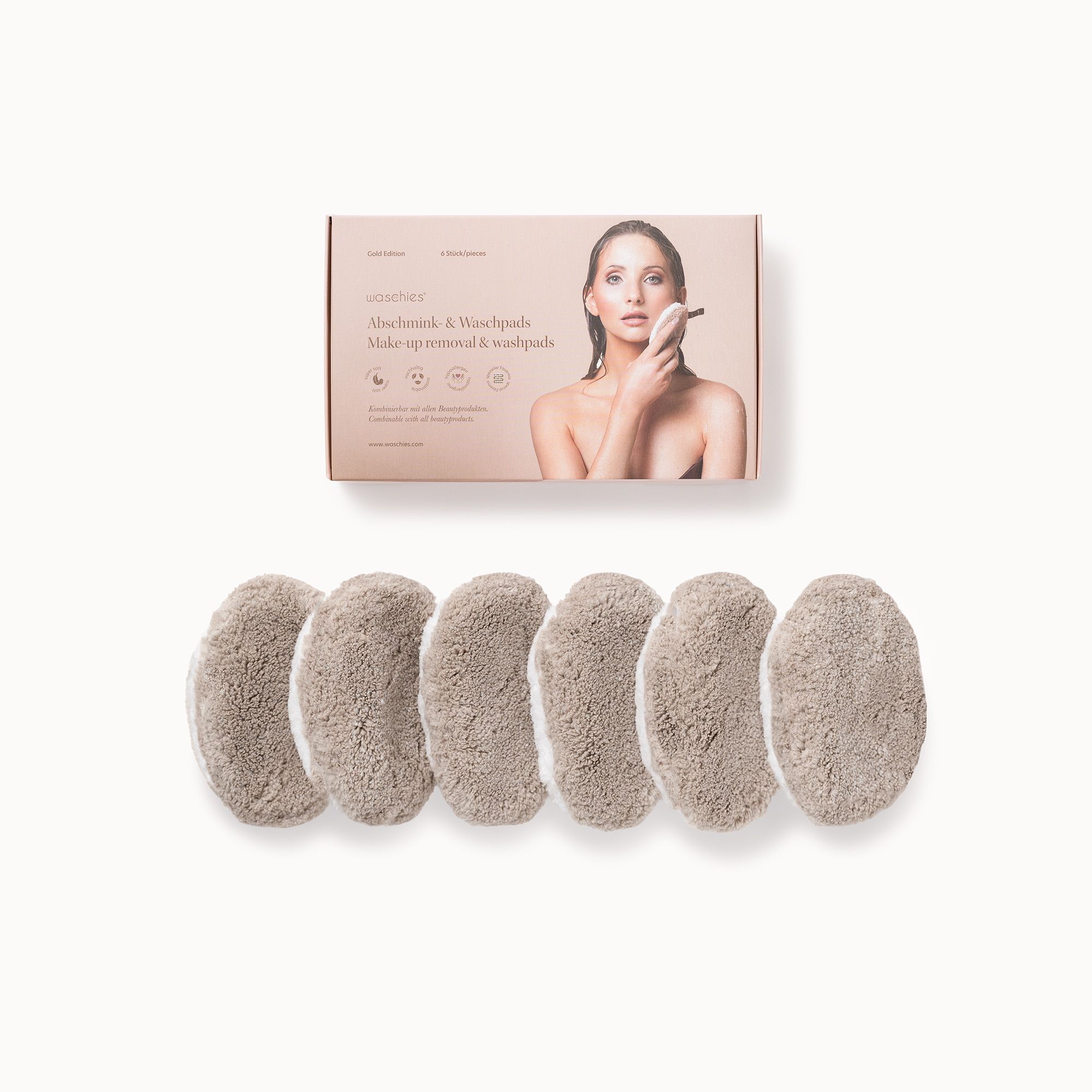 Sechs Abschminkpads neben Verpackung. Verpackung mit Bild einer Frau. Pads beige, runde Form.