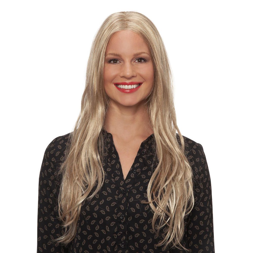 Blonde Perücke mit gewelltem Haar. Frau mit schwarzem Oberteil. Frontalansicht.