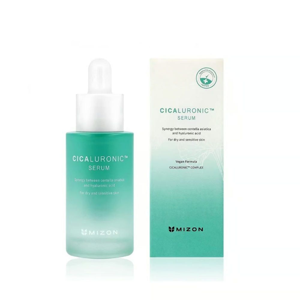 Grüne Serumflasche mit weißem Deckel und Karton. Aufschrift: Cicaluronic Serum. Marke: Mizon.