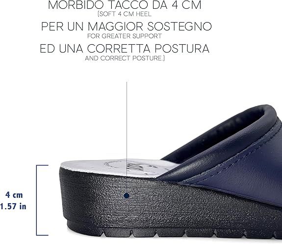 Primo piano del tallone di uno zoccolo blu scuro. Tacco da 4 cm. Testo: 'MORBIDO TACCO'. Unità di misura: 4 cm / 1.57 in.