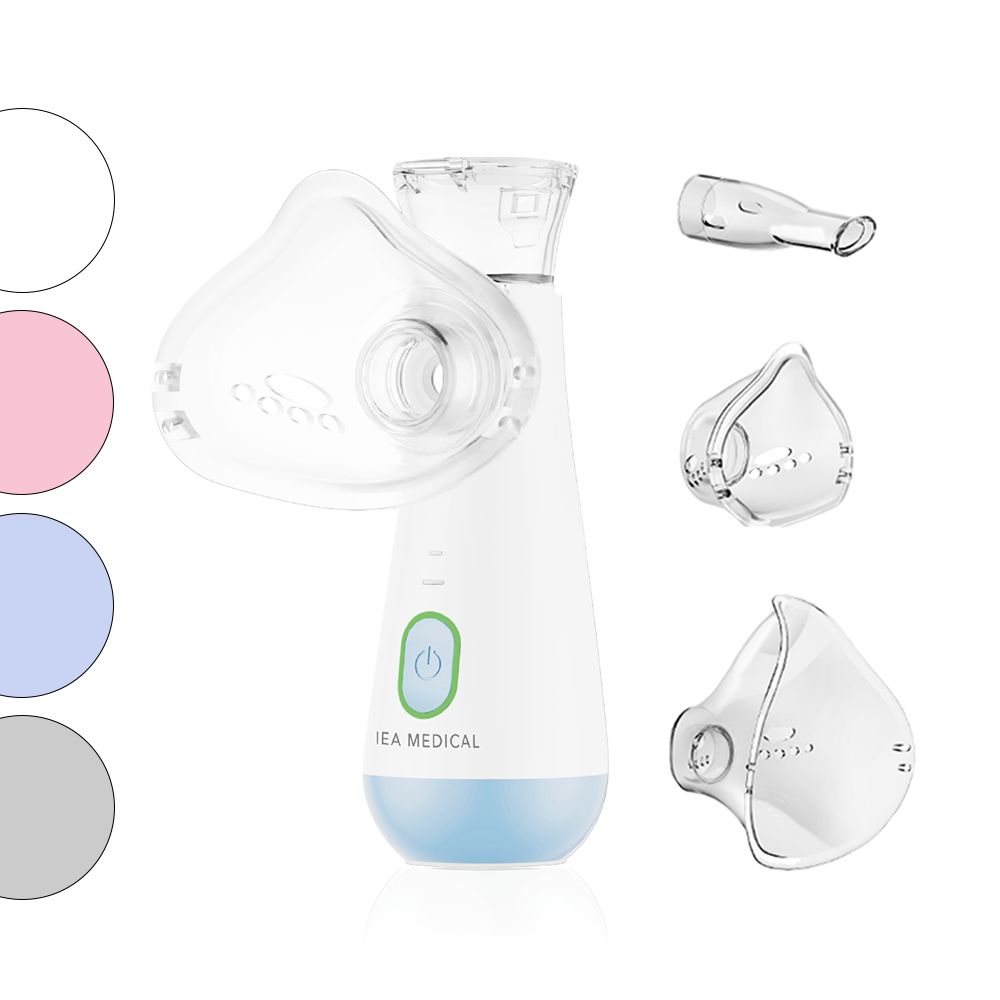 Inhalationsgerät mit Zubehör. Weißes Gerät mit blauem Boden, transparente Masken und Mundstück. IEA MEDICAL-Logo.