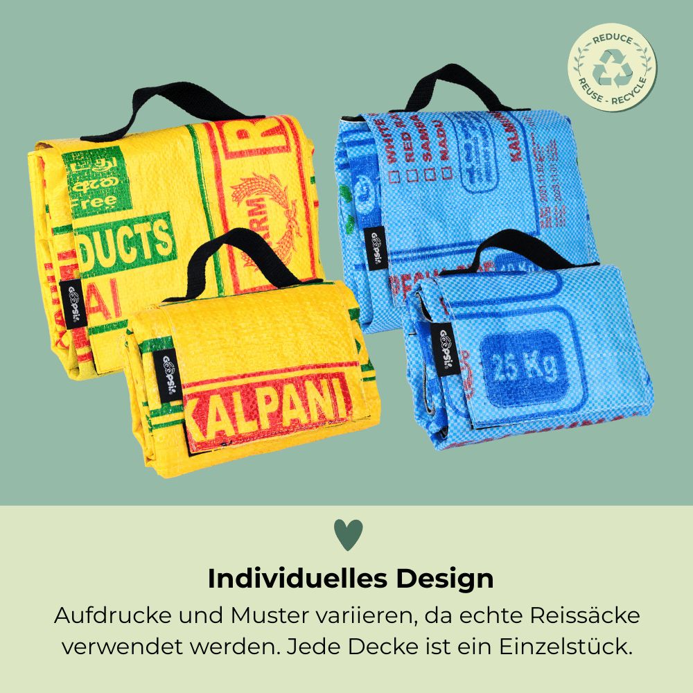 Mehrere Decken aus Reissäcken in verschiedenen Farben und Aufdrucken.
