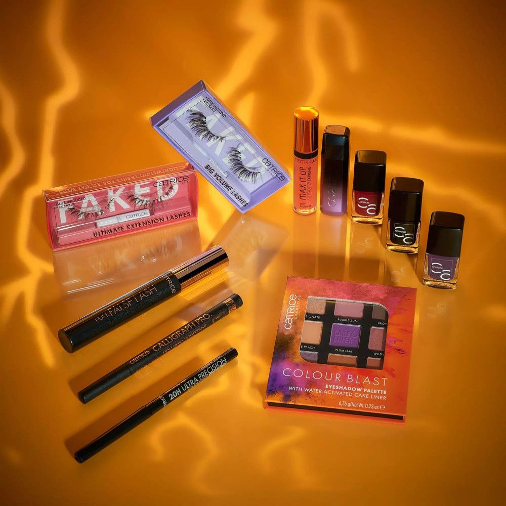 Verschiedene Kosmetikprodukte, darunter Augengels, auf orangefarbenem Hintergrund.