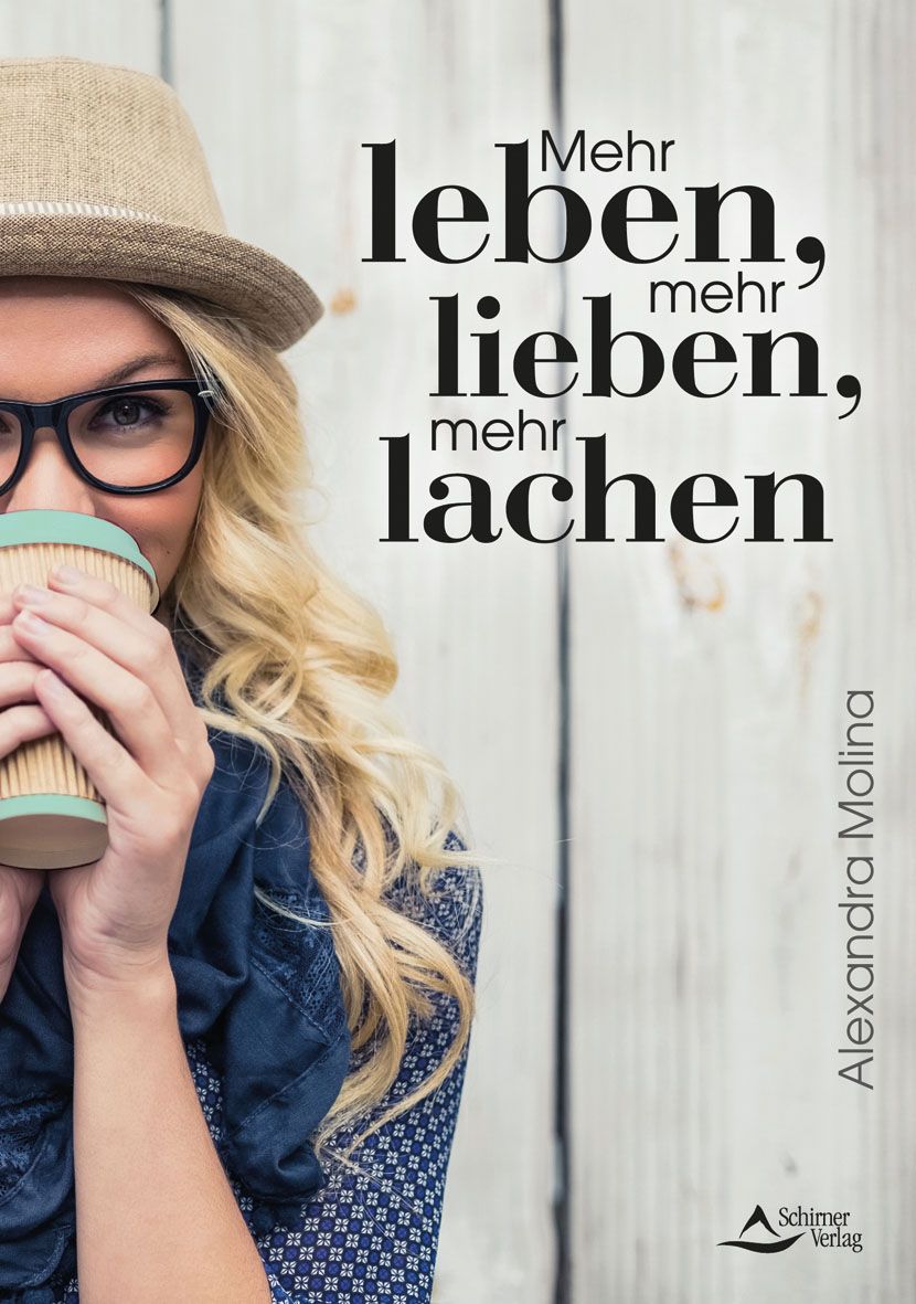 Buchcover mit blondhaariger Frau, die einen Kaffeebecher hält. Titel: Mehr leben, mehr lieben, mehr lachen. Autor: Alexandra Molina. Verlag: Schimer Verlag.