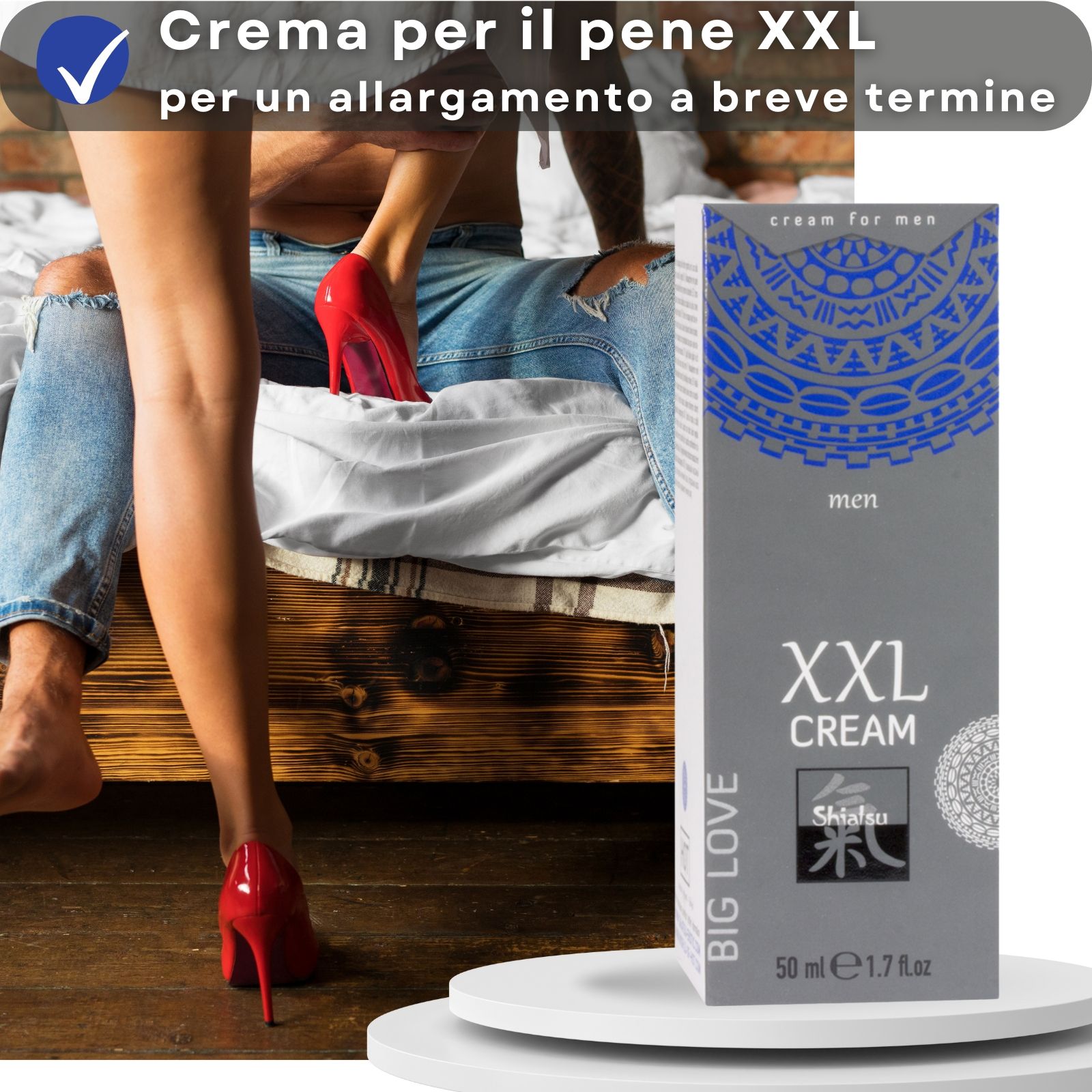 Scatola grigia e tubo blu. XXL CREAM. Donna con scarpe rosse, uomo sullo sfondo.
