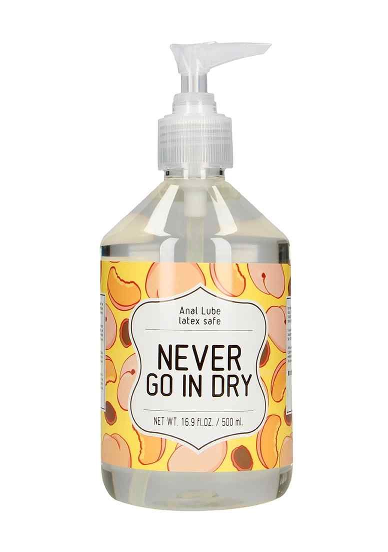 Transparente Flasche mit Pumpe. Aufschrift: NEVER GO IN DRY. Gelber Aufkleber mit Illustrationen und Text.
